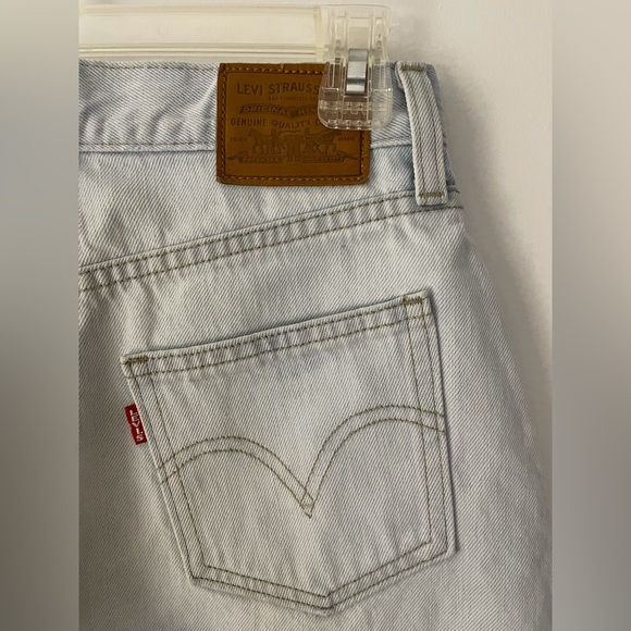 Levi’s PREMIUM Wide Leg Mid Length shorts in Light wash - Picture 2 of 5